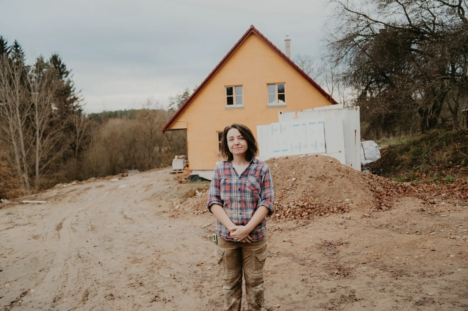 Denisa Divoká na rozestavěné stavbě